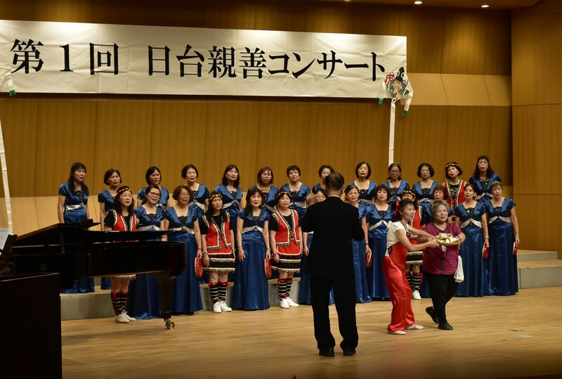 台湾の参加者が歌唱を披露する様子