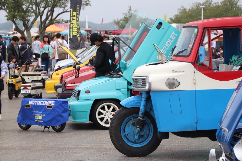 カラフルなオールドカーが並んだ写真