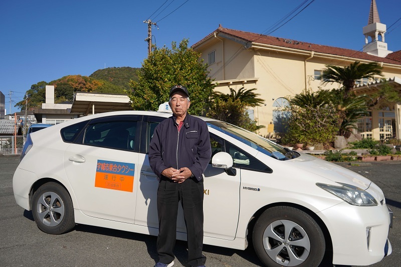 三角タクシーと運転手の本多成一さんの写真