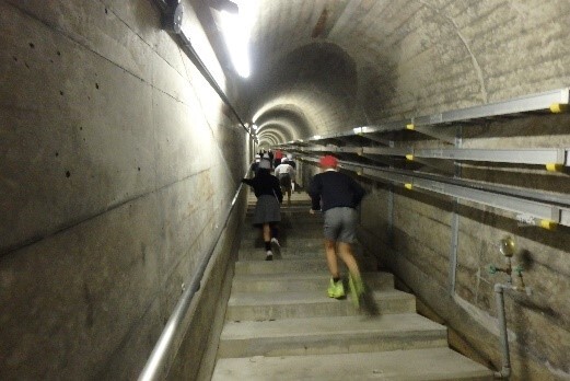 監査路内の階段を上る児童たち