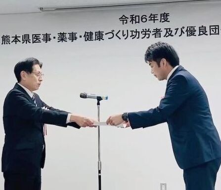 竹内副知事より表彰状を授与する様子の写真