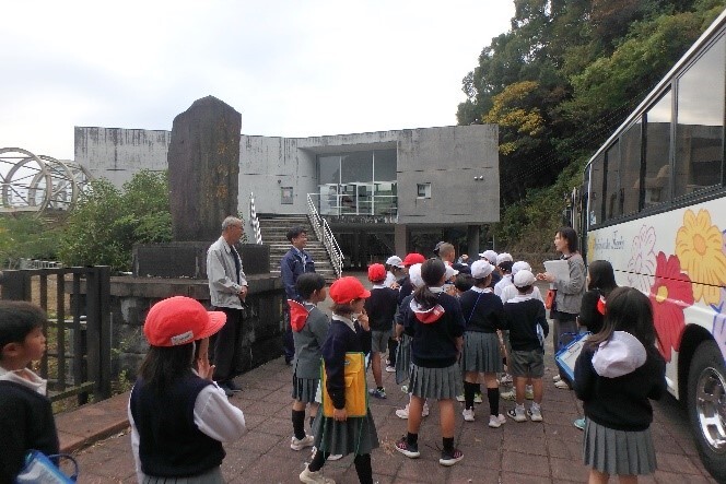 バスへ乗る児童たち