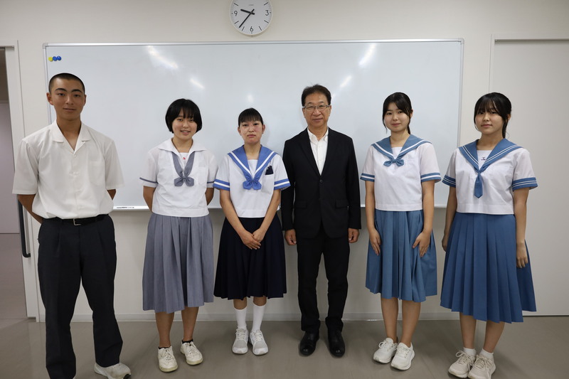 参加者と市長の集合写真