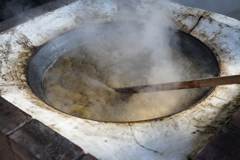火にかけられたサトウキビの汁