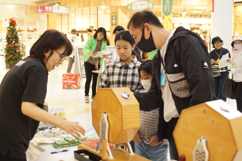 ガラポン抽選会に参加してる様子