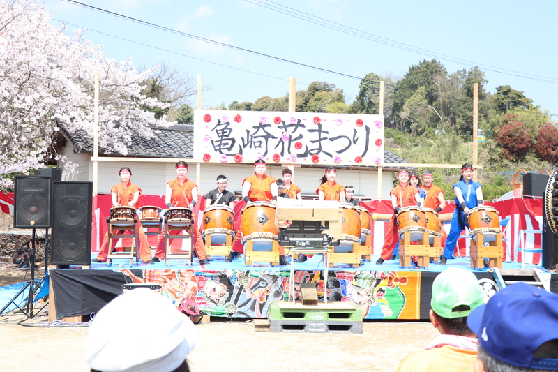 不知火竜燈太鼓保存会のメンバーがステージで太鼓を演奏している写真