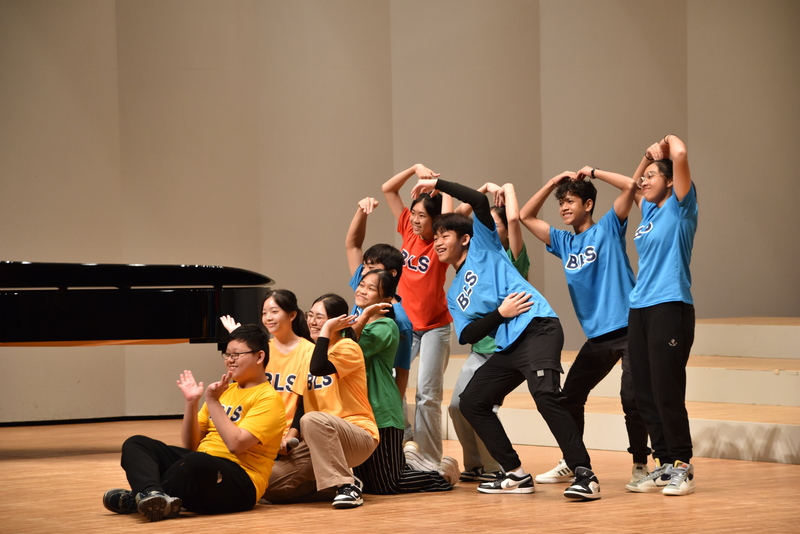 宇城地区中学生音楽会でパフォーマンスを披露するブーンレイ中の生徒たちの様子の写真