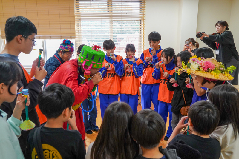 風船サックスをみんなでふく様子