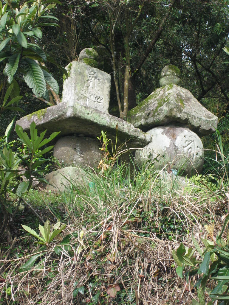 塔本の板碑と五輪塔の写真