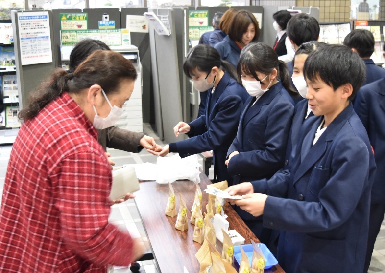 松橋小学校の生徒が米粉クッキーを販売している様子の写真