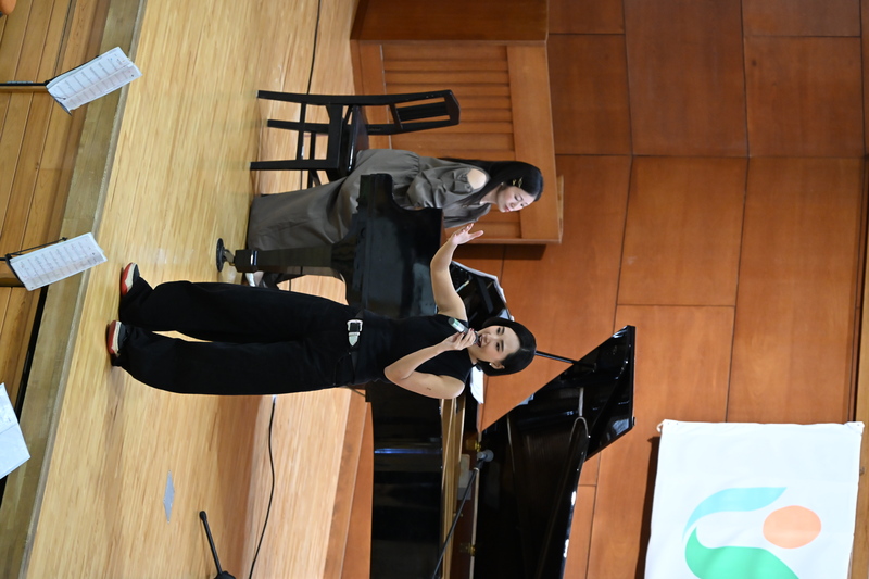 ステージ上で歌う星乃さんの写真