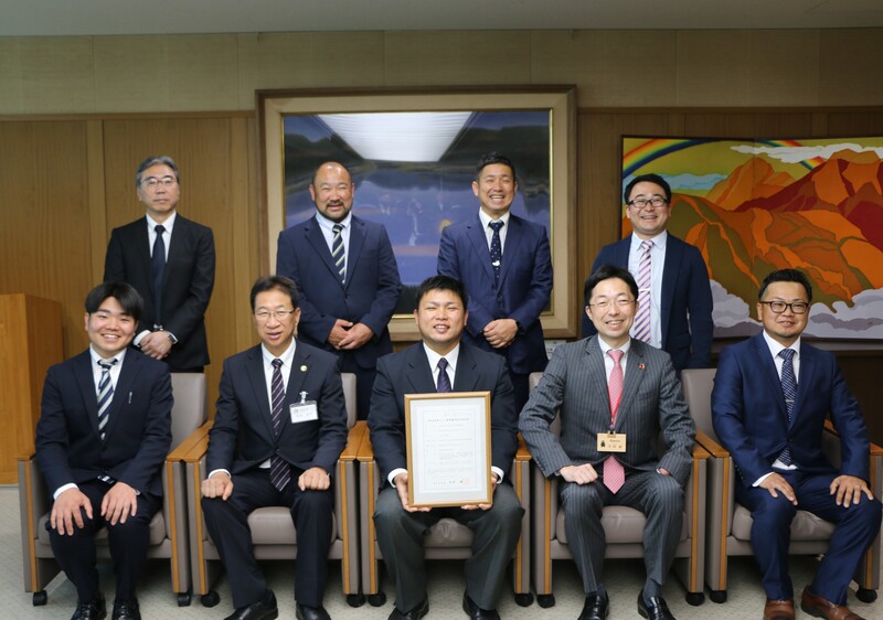 前列左から、井出さん、末松市長、古石代表理事、木村知事、吉本副理事長、後列左から西尾専務理事、稲葉理事、宮川理事、楠田事務局長の集合写真