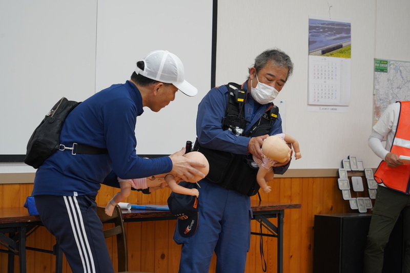 赤ちゃんの人形で対処法を実践する様子