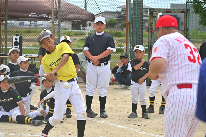 バッティングを実践する少年の写真