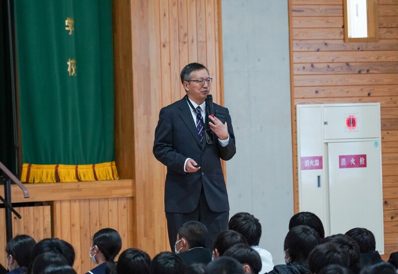 生徒に語りかける今崎さん