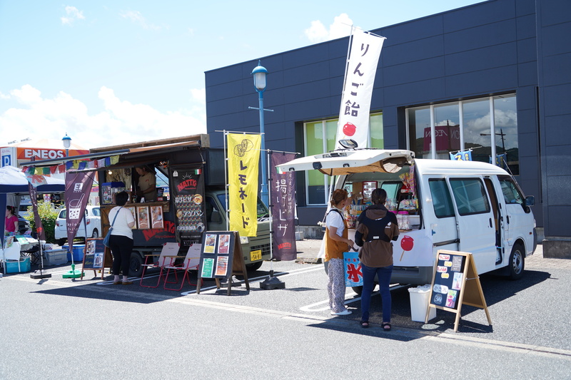駐車場に出店したキッチンカーの写真