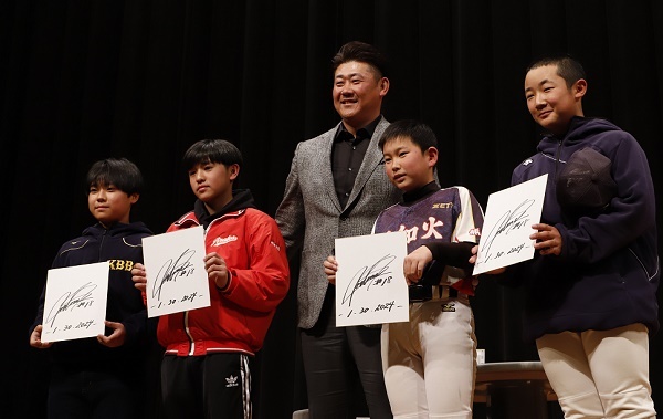 松坂大輔さんと少年野球や部活動でプレーする児童生徒の写真
