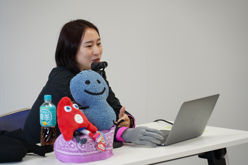 マイクを前に話をする辻さんの様子