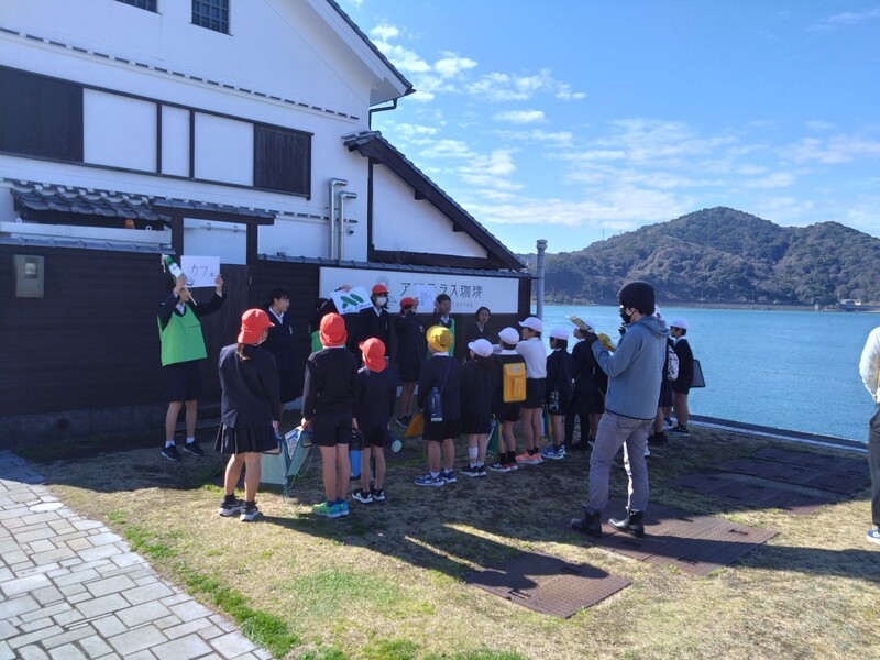 建物の前で説明する様子