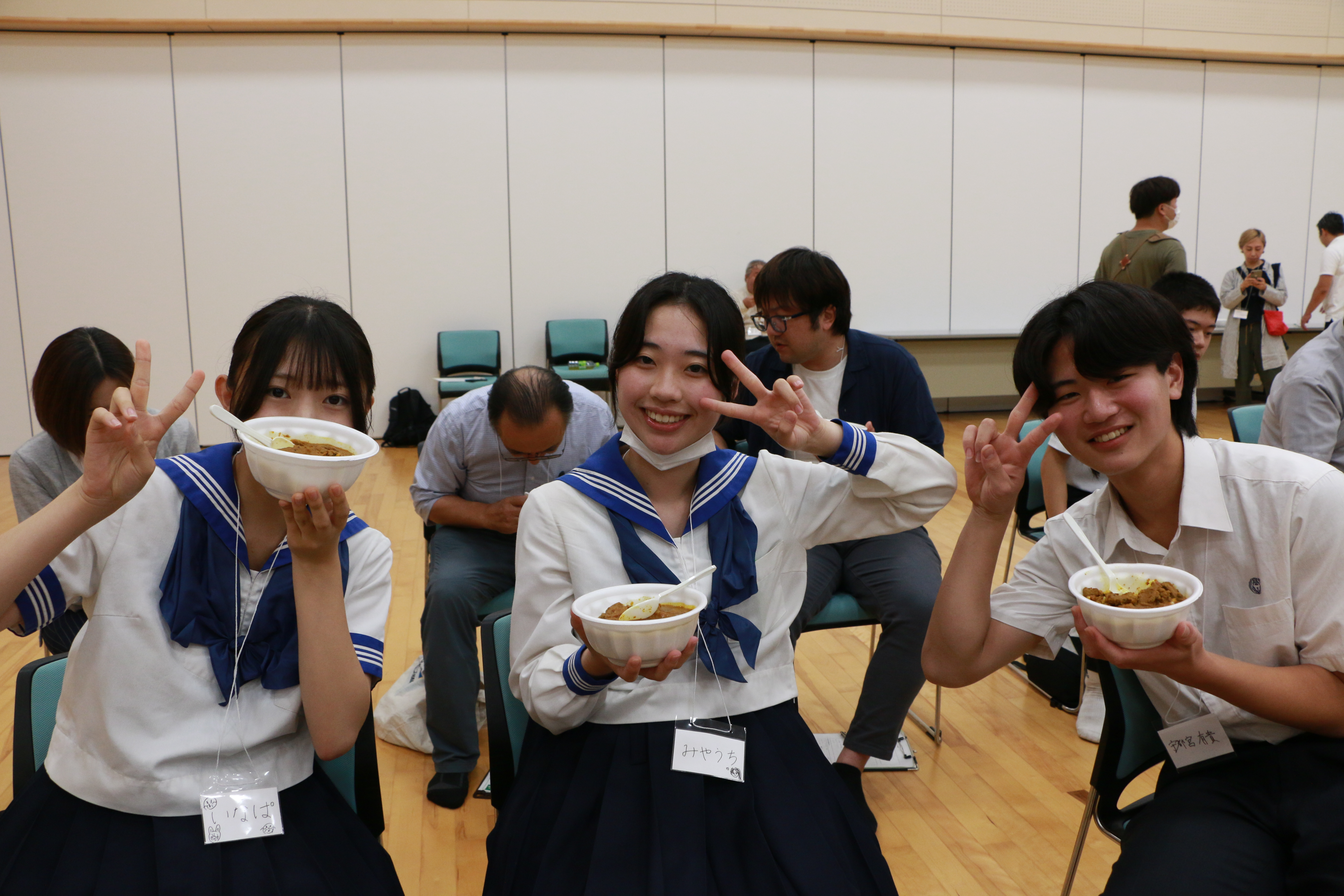 イノシシのジビエカレーを食べる高校生達の写真