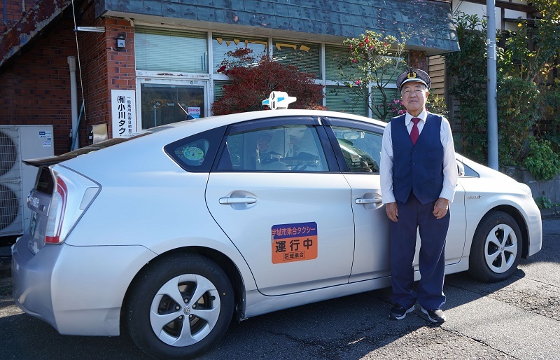 小川タクシーと運転手の坂田満春さんの写真