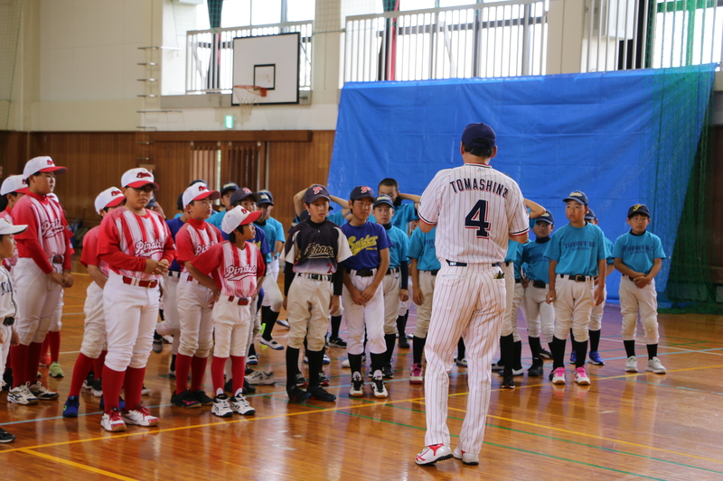 講師の話を聞く子供たちの写真