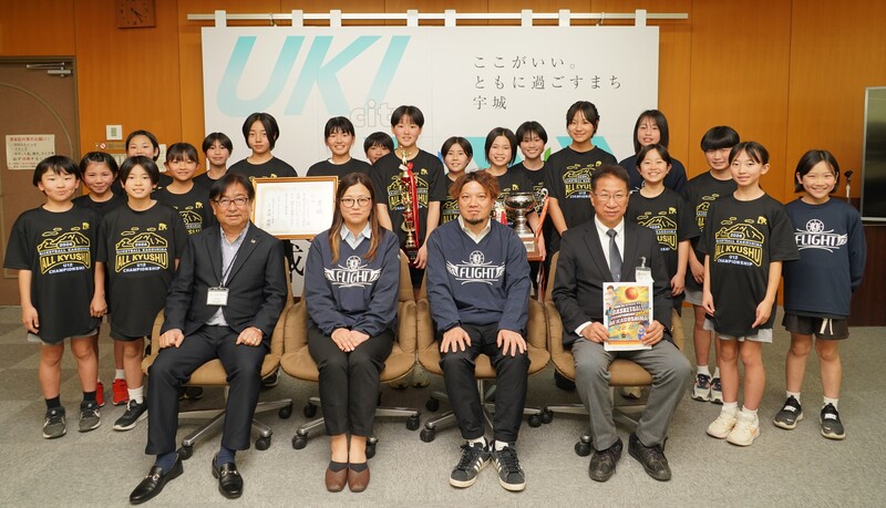 優勝報告会参加者の集合写真