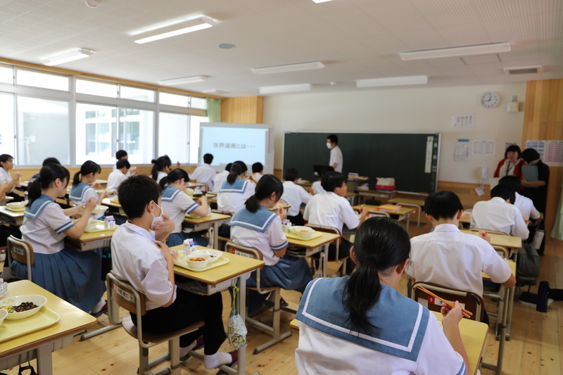 教室後方より撮影、給食を食べている様子の写真