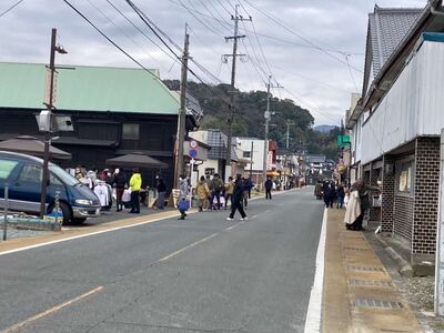 商店街通りに、たくさんの来場者がいる写真