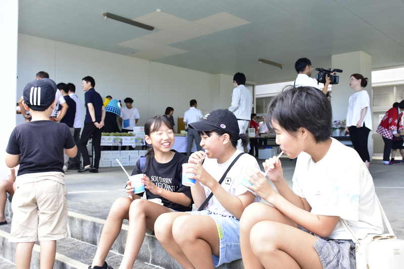 かき氷を食べる子供たちの写真