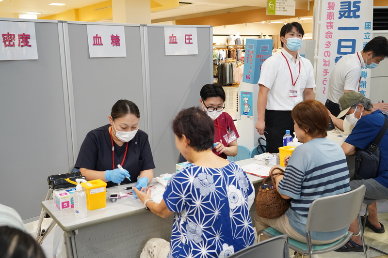 血糖値を測定してもらっている様子