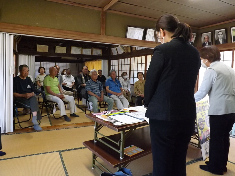 参加者が話を聞いている様子