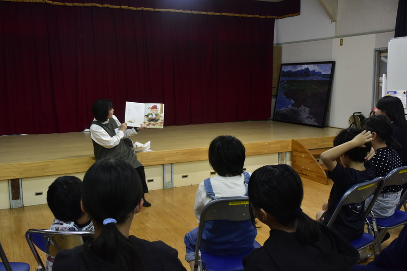 本の読み聞かせの様子