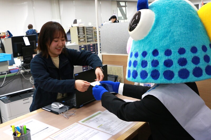 カードを渡すコノシロ部長.JPG