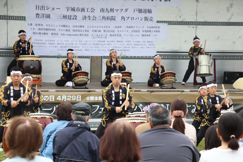 ステージで太鼓演奏を披露する、和太鼓輝～HIKARIの写真
