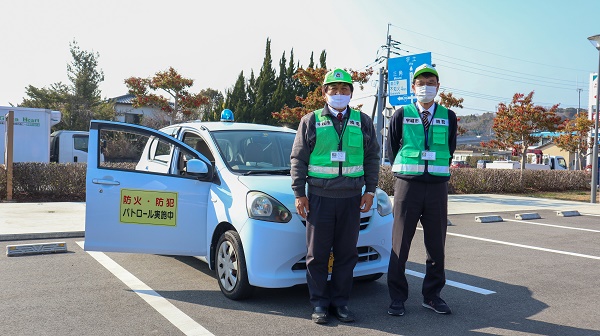 青パト登録車と青少年教育指導員の写真