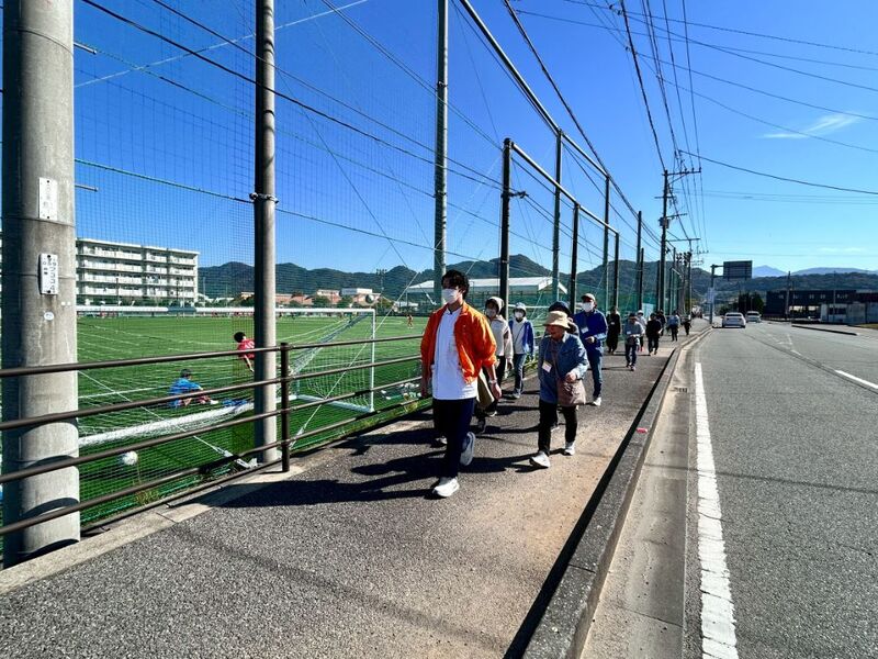 サッカーグラウンド横を歩く様子