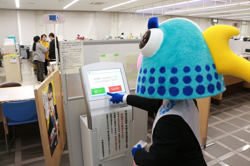 コノシロ部長_発券機に苦戦.JPG