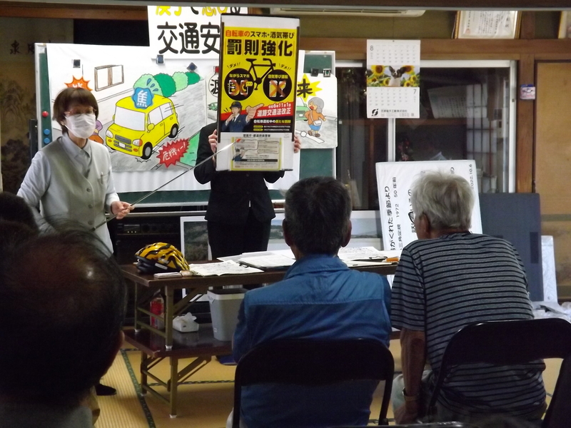 自転車の違反行為の罰則強化について説明する様子