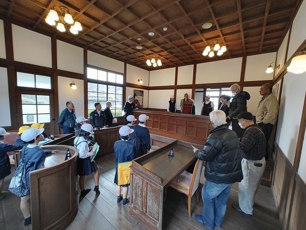 鹿児島県からの観光客へ説明をする様子