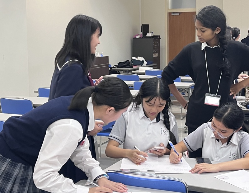 交流会中の学生たちの写真