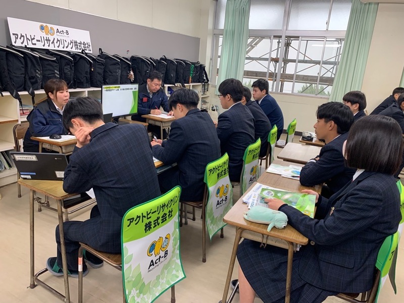 企業の説明を聞く生徒の様子2