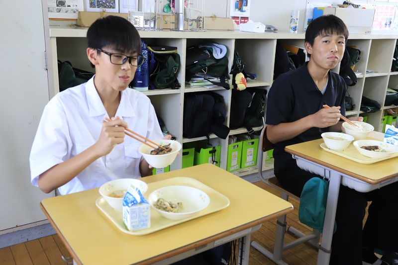 給食を食べる男子生徒の写真