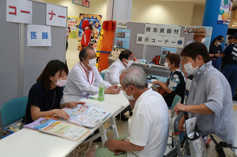 相談コーナーで相談する様子