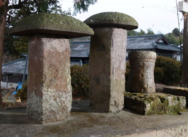 燈籠碑(右)、如法経碑(中央)、寺領碑(左)の写真