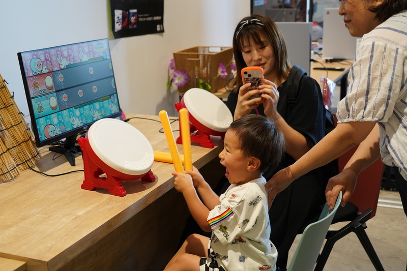 太鼓の達人をする子供の写真