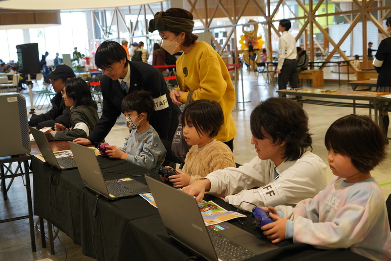 ゲームをする子どもたちの写真
