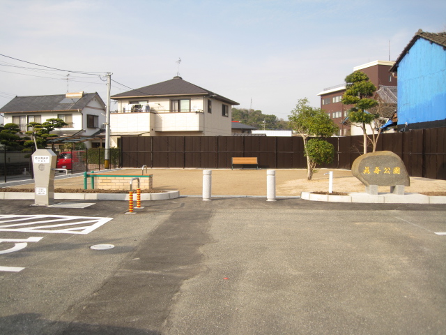 駐車場側から見た公園の写真