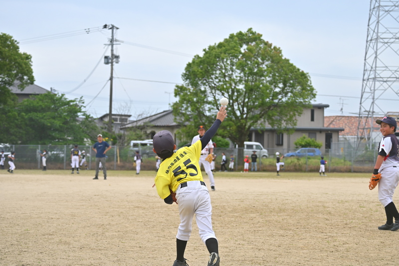 野手の練習をする少年の写真