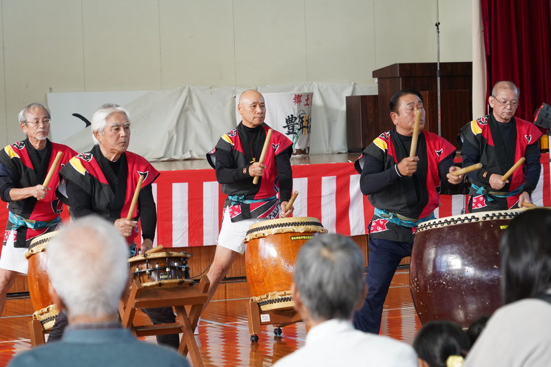 太鼓をたたく様子